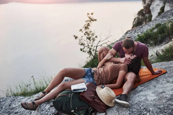 Abraçando Casal Com Mochila Sentado Topo Montanha Rocha Desfrutando Vista — Fotografia de Stock