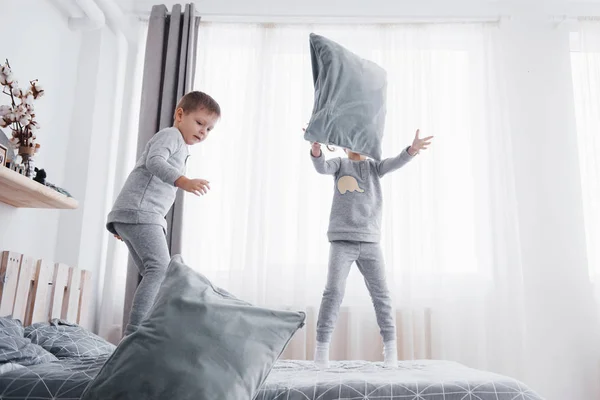 Beyaz Yatak Odasında Oynayan Mutlu Çocuklar Küçük Kız Erkek Kardeş — Stok fotoğraf