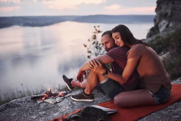 Abrazando Pareja Con Mochila Sentada Cerca Del Fuego Cima Montaña —  Fotos de Stock