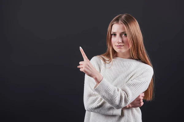 Close Portret Van Mooie Jonge Vrouw Witte Trui Jeans Geïsoleerd — Stockfoto