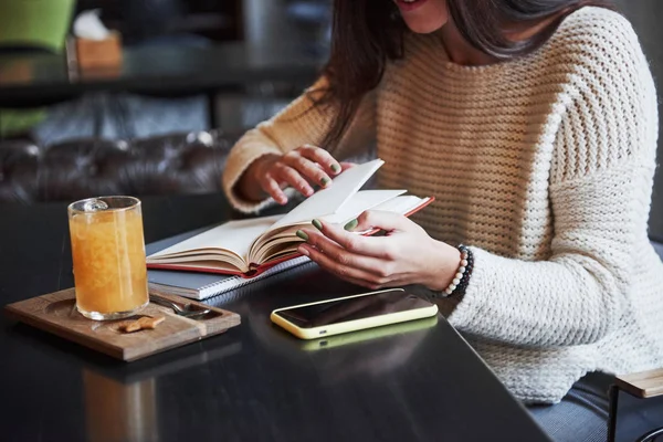 Siguiente Página Recortado Cerca Foto Mujer Leer Libro Restaurante Con —  Fotos de Stock