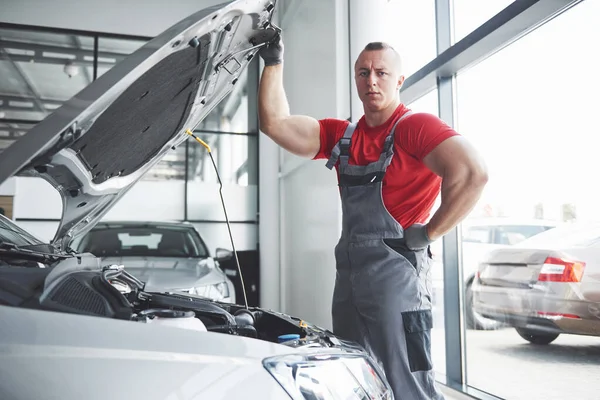 Mecánico Automóviles Trabajando Garaje Servicio Reparación — Foto de Stock