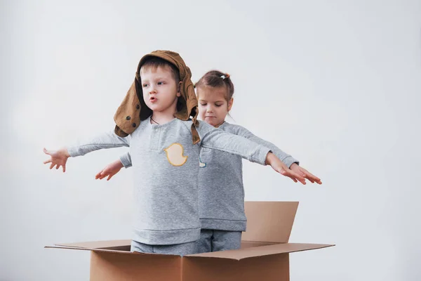 Una Infancia Juguetona Niño Divirtiéndose Con Caja Cartón Chico Fingiendo —  Fotos de Stock