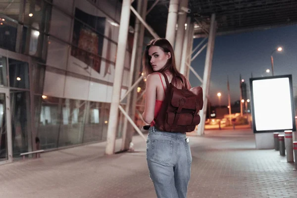 Vista Por Trás Menina Caminhando Para Aeroporto Para Seu Tempo — Fotografia de Stock