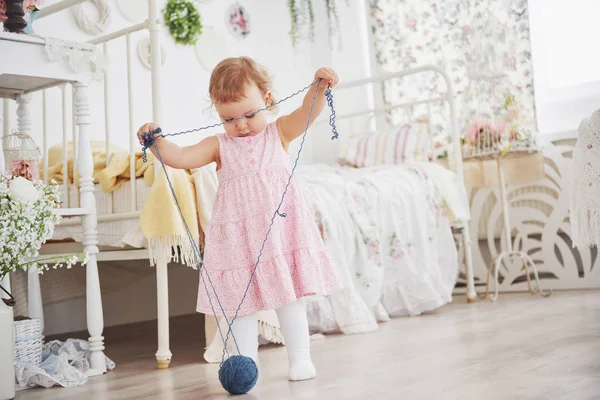 Conceito Infância Menina Bebê Vestido Bonito Jogar Com Linha Colorida — Fotografia de Stock