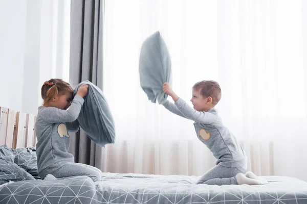 Menino Menina Encenaram Uma Luta Travesseiros Cama Quarto Crianças Safadas — Fotografia de Stock