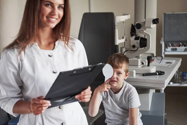 Son Malos Resultados Haciendo Pruebas Oficina Oculista Con Niño Datos —  Fotos de Stock