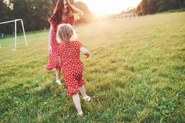 Rennen Plezier Maken Jonge Moeder Met Haar Dochter Verblijft Buiten — Stockfoto