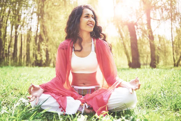 Practicar Yoga Una Hermosa Chica Por Mañana Con Hierbas Bajo —  Fotos de Stock