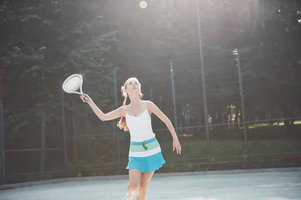 Piękna Kobieta Sportowej Piłeczce Tenisowej — Zdjęcie stockowe