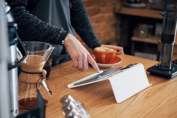 Barista Bereiten Kaffee Arbeitsauftrag Konzept Schöner Barista Bereitet Tasse Kaffee — Stockfoto