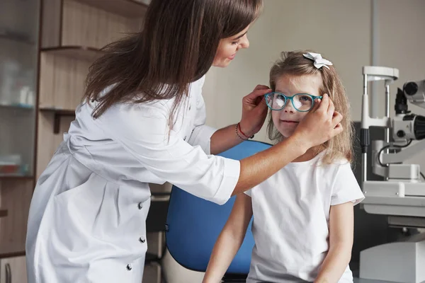 Маленька Дівчинка Пробує Нові Блакитні Окуляри Офтальмологічному Кабінеті Лікарем Жінкою — стокове фото