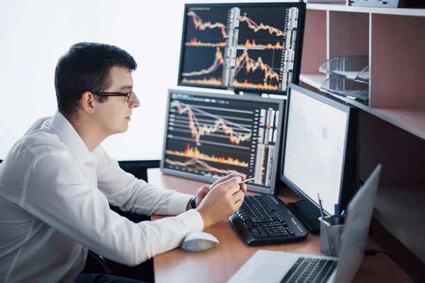 Dia Trabalho Ocupado Close Jovem Empresário Olhando Para Monitor Enquanto — Fotografia de Stock