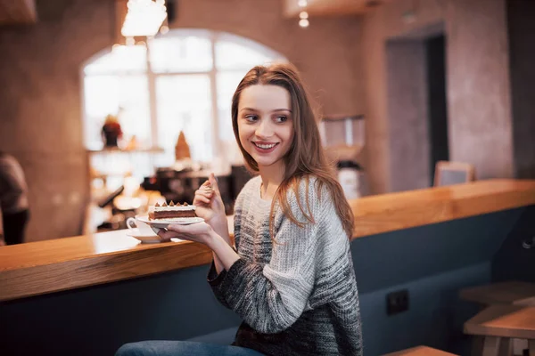 Улыбающаяся Женщина Кафе Помощью Мобильного Телефона Текстовых Сообщений Социальных Сетях — стоковое фото