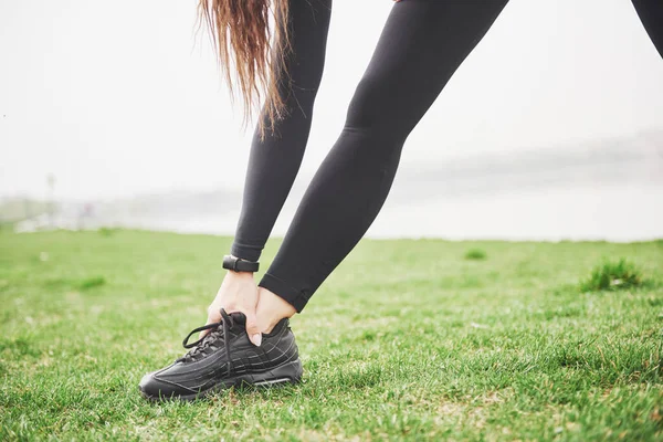 Jonge Fitness Vrouw Runner Uitrekken Benen Vóór Punt Park — Stockfoto