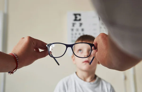 Skup Się Specyfikacjach Lekarz Daje Dziecku Nowe Czarne Okulary Wzroku — Zdjęcie stockowe