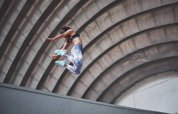 Kobieta Robi Parkour Mieście Słoneczny Dzień — Zdjęcie stockowe