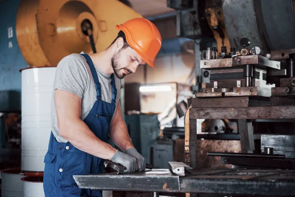 Retrato Joven Trabajador Casco Una Gran Fábrica Reciclaje Residuos Ingeniero —  Fotos de Stock