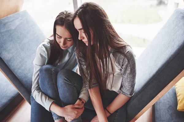 Hermosa Joven Pasa Tiempo Área Recreación Ella Sienta Divierte Silla — Foto de Stock