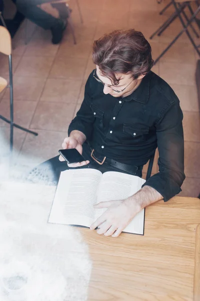 Beyaz Gömlekli Neşeli Adamı Kafede Oturup Kitap Okuyor — Stok fotoğraf