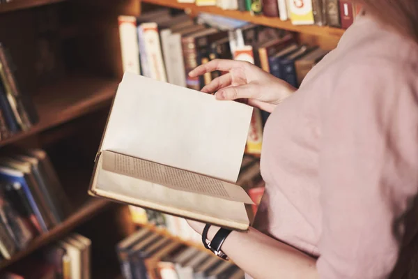 Jeune Bibliothécaire Étudiante Attrayante Lisant Livre Entre Les Étagères Bibliothèque — Photo