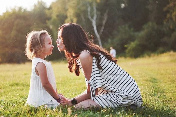 Szczęśliwa Matka Córka Przytulające Się Parku Słońcu Jasnym Letnim Tle — Zdjęcie stockowe