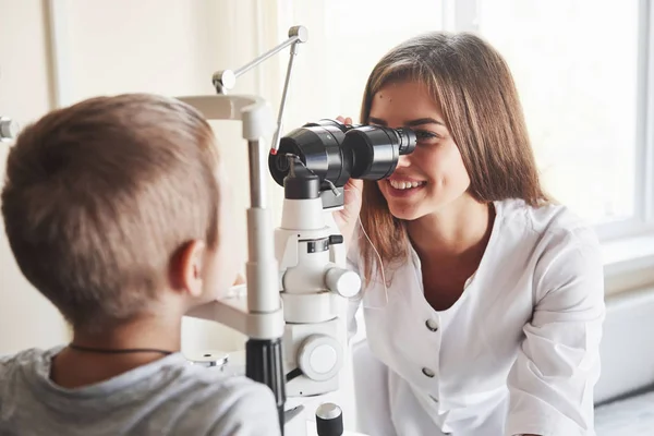 Imagem Colorida Menino Tendo Teste Para Olhos Com Aparelho Óptico — Fotografia de Stock