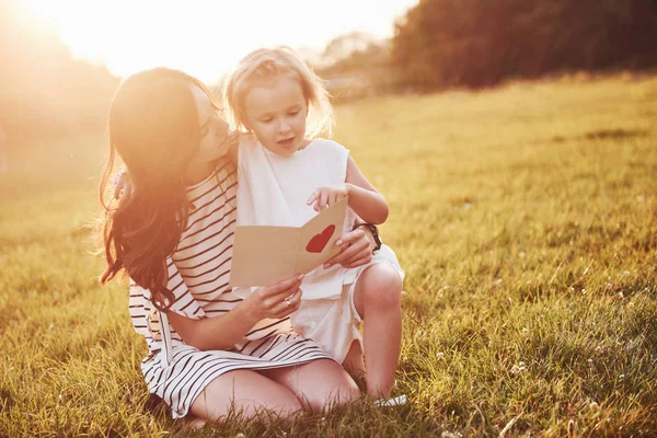 Fille Enfant Félicite Mère Lui Donne Une Carte Postale Mère — Photo