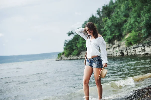 Guarda Con Attenzione Splendida Modella Ragazza Posa Sulla Spiaggia Con — Foto Stock