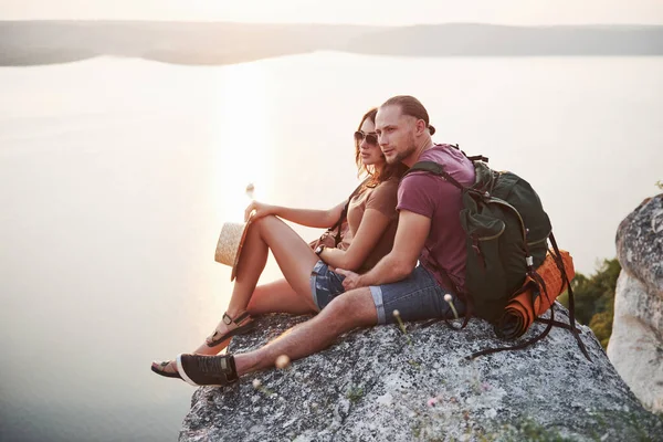 Abrazando Pareja Con Mochila Sentada Cima Montaña Roca Disfrutando Vista —  Fotos de Stock