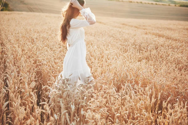 Buğday Tarlasında Gün Işığının Altında Duran Uzun Güzel Saçlı Mutlu — Stok fotoğraf