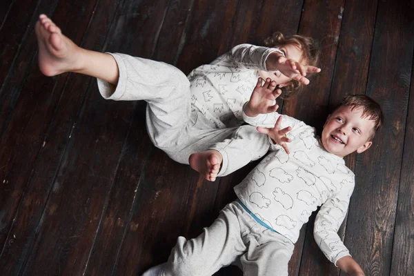 Dvě Děti Bratr Sestra Pyžamu Spolu Hrají — Stock fotografie