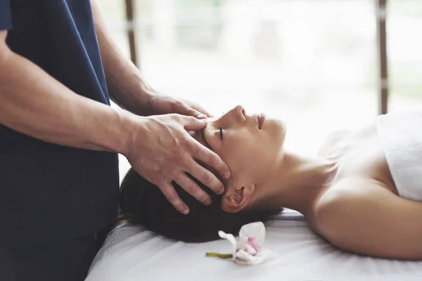 Jovem Mulher Bonita Cabana Terapia Massagem Tradicional Oriental Tratamentos Beleza — Fotografia de Stock