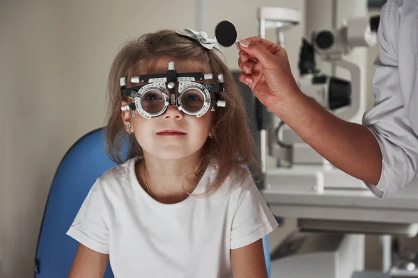Маленька Дівчинка Окулярах Сидить Клініці Тестує Очі — стокове фото