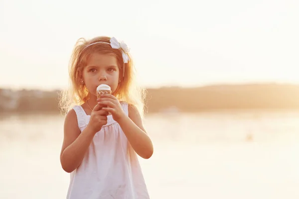 Симпатична Маленька Дівчинка Їсть Морозиво Фоні Озера Лісу — стокове фото