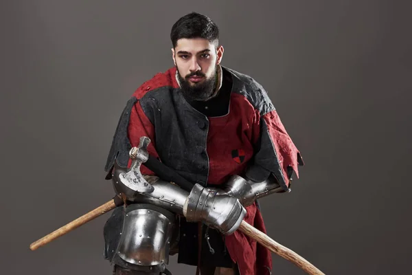 Cavaleiro Medieval Sobre Fundo Cinzento Retrato Brutal Guerreiro Rosto Sujo — Fotografia de Stock