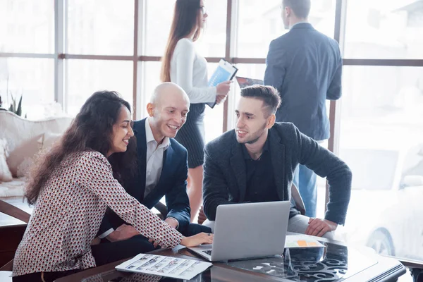 Unga Medarbetare Som Gör Stora Affärssamtal Moderna Kontor Teamwork Människor — Stockfoto