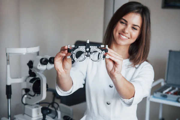 Altre Attrezzature Nella Stanza Giovane Attraente Oculista Donna Con Dispositivo — Foto Stock