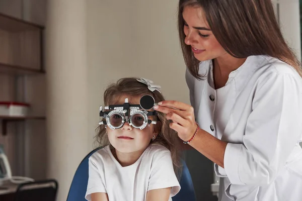 Dottore Sta Sintonizzando Dispositivo Bambina Occhiali Seduta Clinica Con Gli — Foto Stock