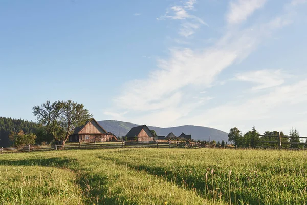 Casas Pueblo Colinas Con Prados Verdes Día Verano Casa Pastores — Foto de Stock