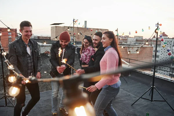 Comme Enfant Jouer Avec Des Étincelles Sur Toit Groupe Jeunes — Photo