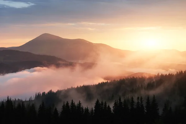 Matahari Terbenam Yang Indah Pegunungan Lansekap Dengan Cahaya Matahari Bersinar — Stok Foto