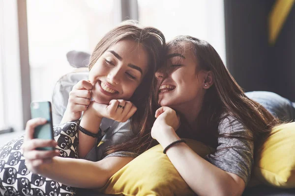 Dos Hermanas Gemelas Sonrientes Lindas Sosteniendo Teléfono Inteligente Haciendo Selfie — Foto de Stock