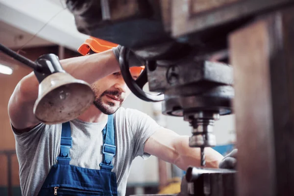 Ervaren Operator Met Een Harde Hoed Metaalverwerkende Industrie Concept Professionele — Stockfoto