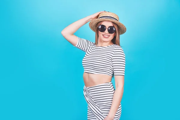 Attraktives Mädchen Mit Weißen Und Schwarzen Streifen Hut Sonnenbrille Emotional — Stockfoto