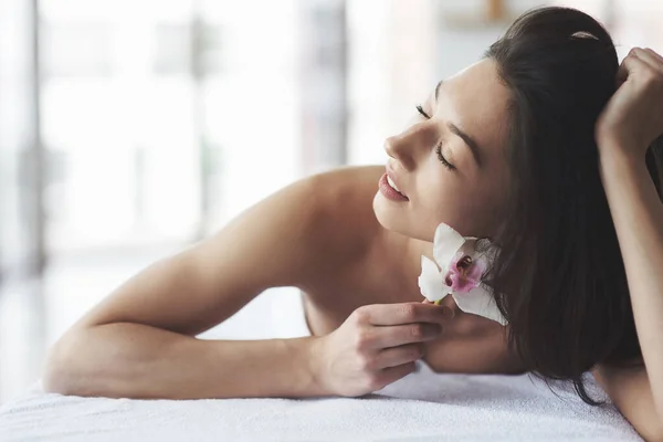 Menina Bonita Com Uma Pele Perfeita Orquídea Perto Grande Janela — Fotografia de Stock