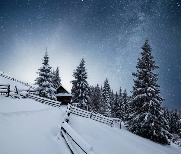 Paisagem Inverno Aldeia Montanhosa Nos Cárpatos Ucranianos Céu Noturno Vibrante — Fotografia de Stock