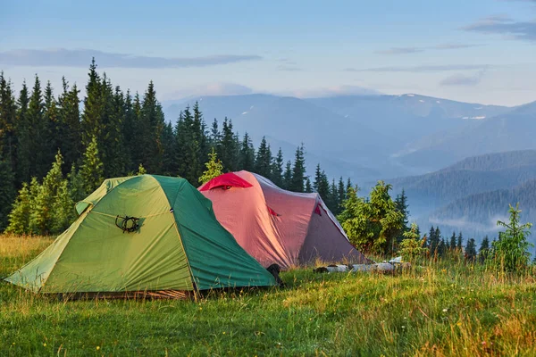 観光テントは山の緑の霧の森にあります — ストック写真