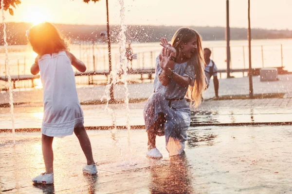 Mother Baby Fountain Sunset — Stock Photo, Image