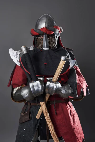 Gri Arka Planda Ortaçağ Şövalyesi Zincirli Zırhlı Kırmızı Siyah Elbiseli — Stok fotoğraf